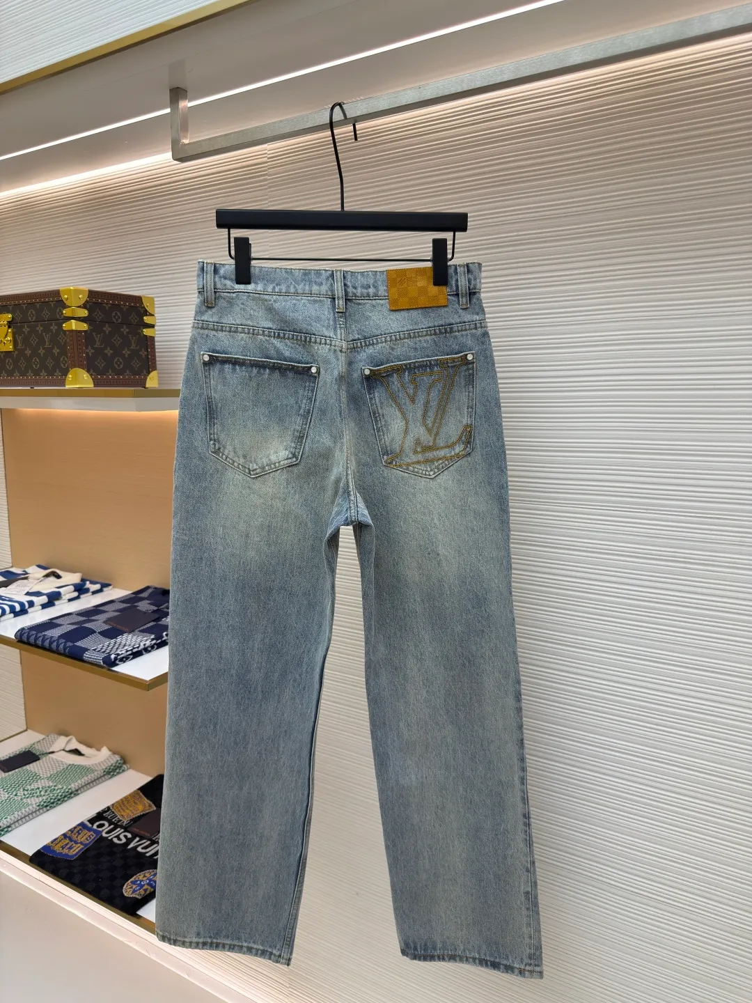 LOUIS VUITTON patch letter jeans ●Authentic product: 10800 purchase and development ●Item number: 1680027-B00 ●Fabric: denim fabric ●Technology: washed production ●Version: fitted version ●Weight: about 870 grams ●Size: 30-32-34-36 ●Description: Letters gold gold thread embroidered denim Brand presbyopia logo iconic pattern It has a strong street American style and is very chic. The whole piece is still the same loose version as always, which hides the flesh. The regular denim lapel design gives people a smart and generous look. Customized logo buttons and leather labels come with a full set of accessories. It is cool, stylish and fairy-like. It is also an absolute C-position piece and is highly recommended!  Very heavy work, exquisite details, special washing process, multiple washings can show the same perfect washing color effect as the original. The overall wiring is straight and delicate, the fabric is comfortable and soft, and the color is consistent without color difference. It can be matched with the same style to create a fashionable look and control various occasions. Customized accessories, complete with three standards, same style for men and women!
